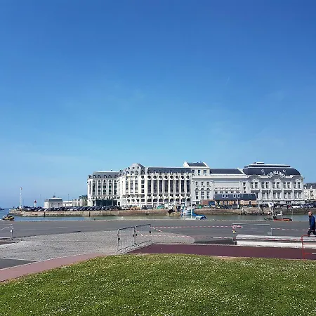 Hyper Centre Довиль